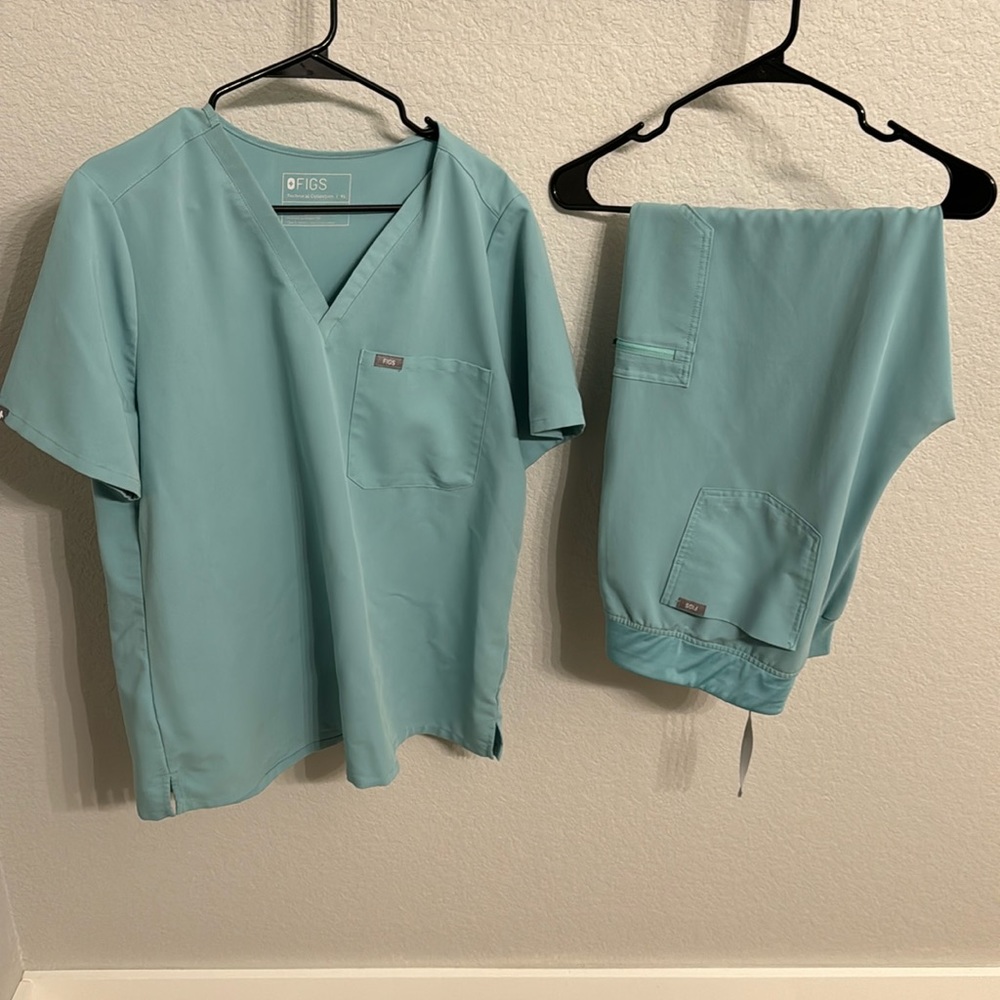 FIGS Teal Green V-neck Scrub Top and Pants Set
